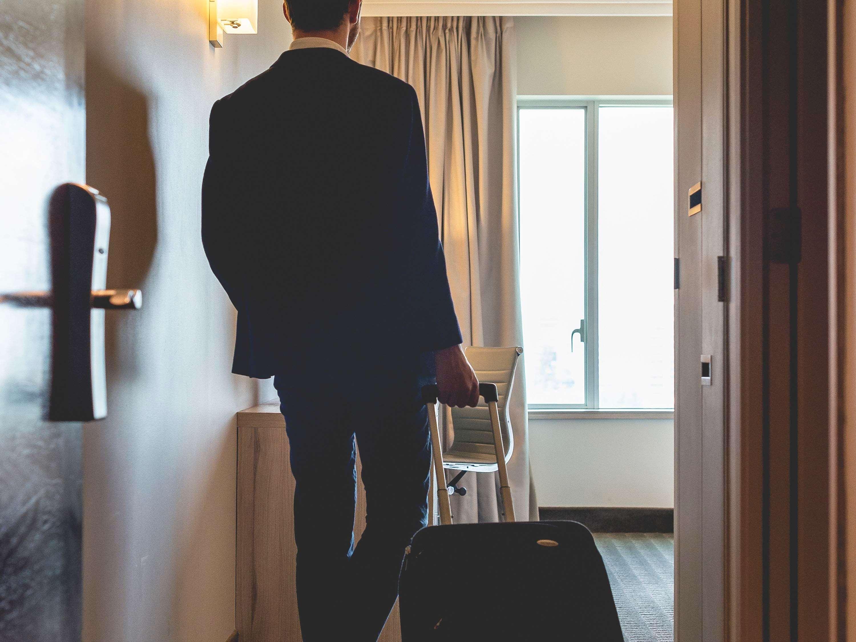 Pullman Santiago Vitacura מראה חיצוני תמונה A bellboy entering a hotel room