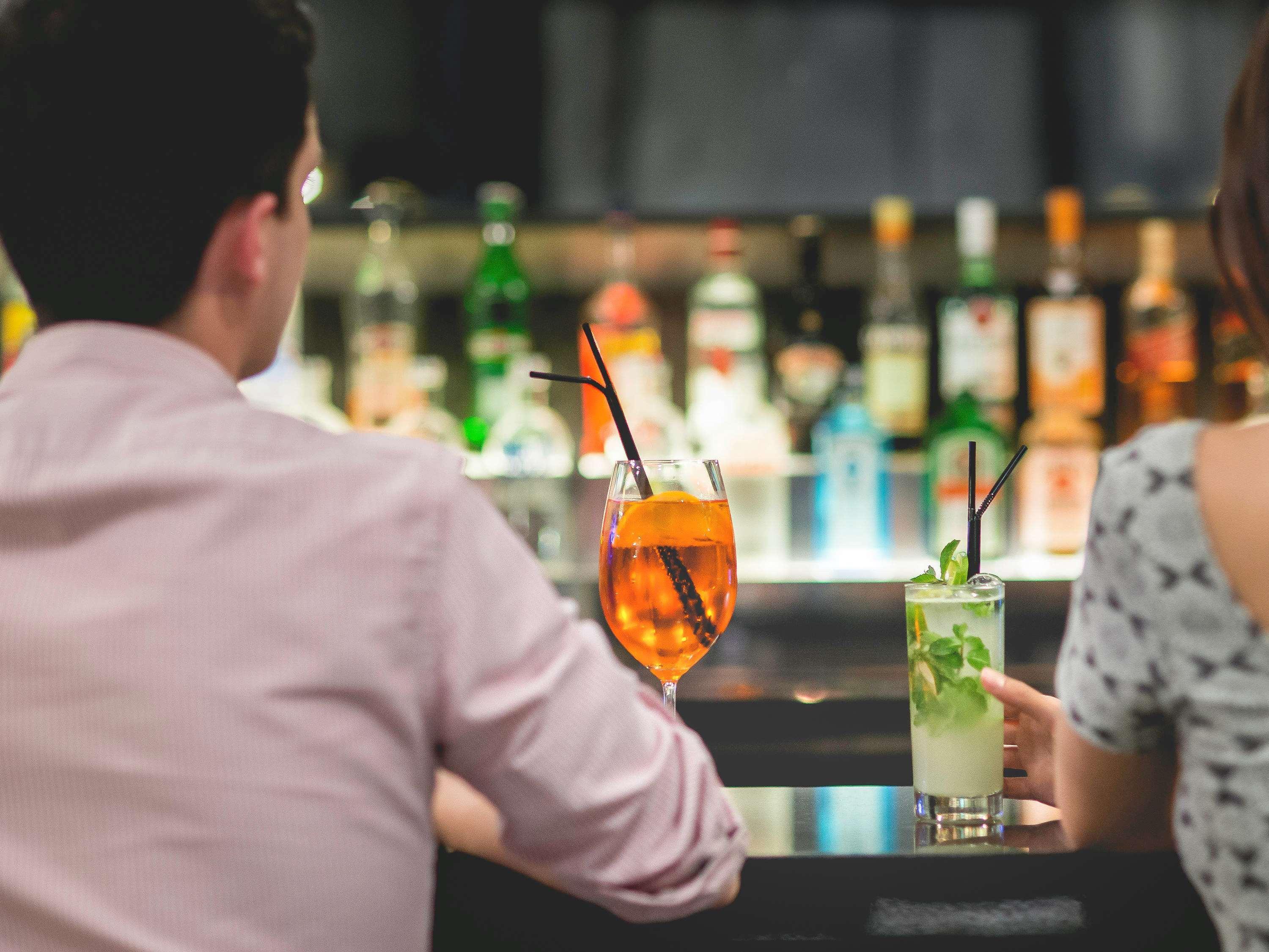 Pullman Santiago Vitacura מראה חיצוני תמונה A couple drinking cocktails at a bar