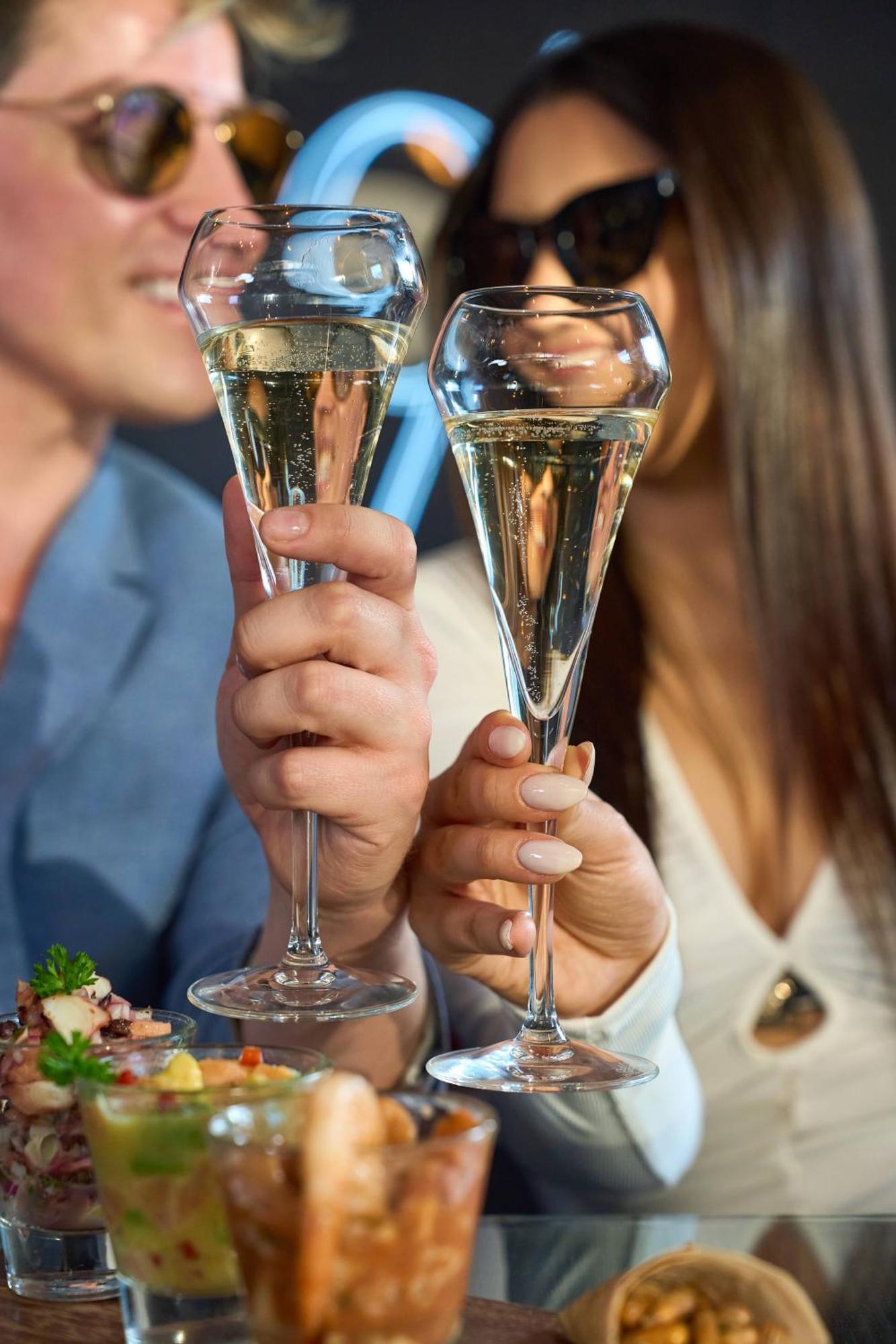 Pullman Santiago Vitacura מראה חיצוני תמונה Champagne flutes