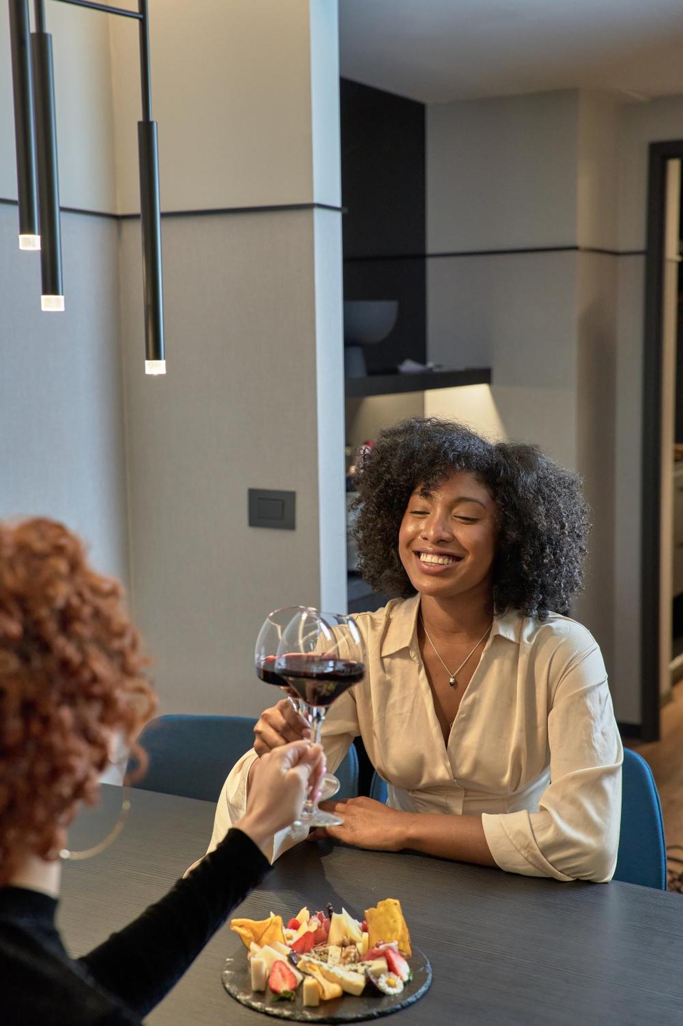Pullman Santiago Vitacura מראה חיצוני תמונה A woman with a glass of wine