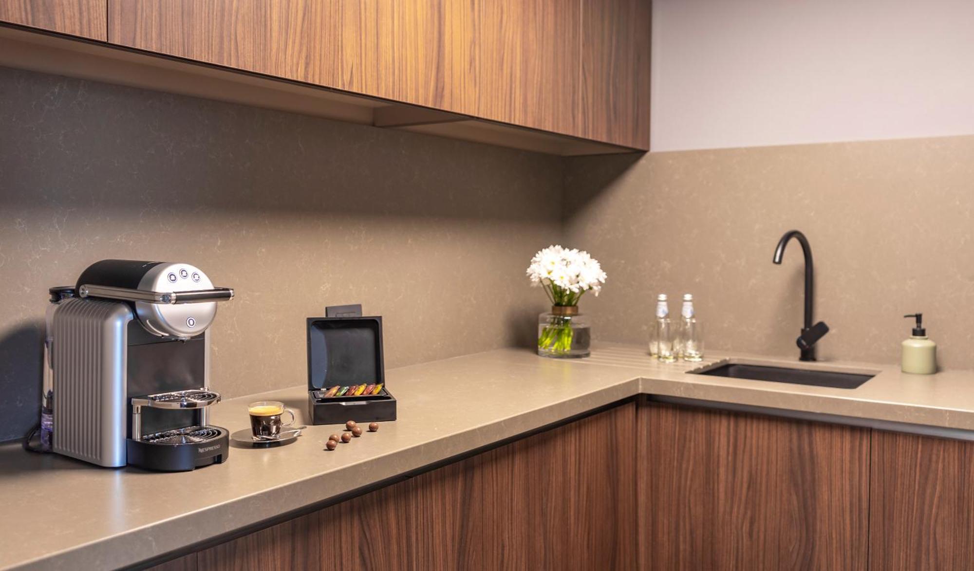 Pullman Santiago Vitacura מראה חיצוני תמונה A Nespresso machine in a kitchen