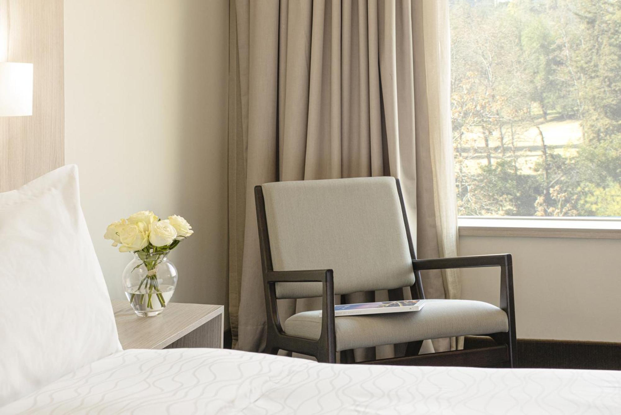 Pullman Santiago Vitacura מראה חיצוני תמונה A guest room at the Hotel