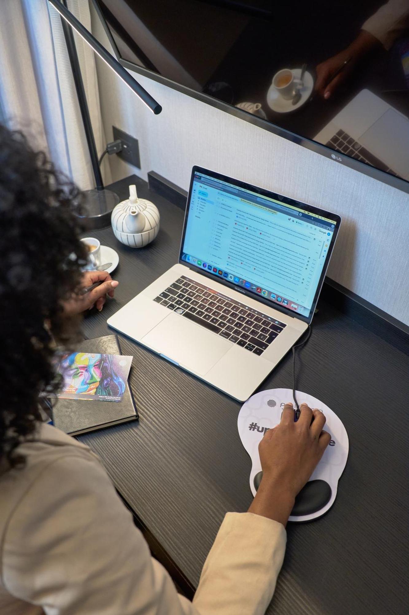 Pullman Santiago Vitacura מראה חיצוני תמונה Surface Laptop 3