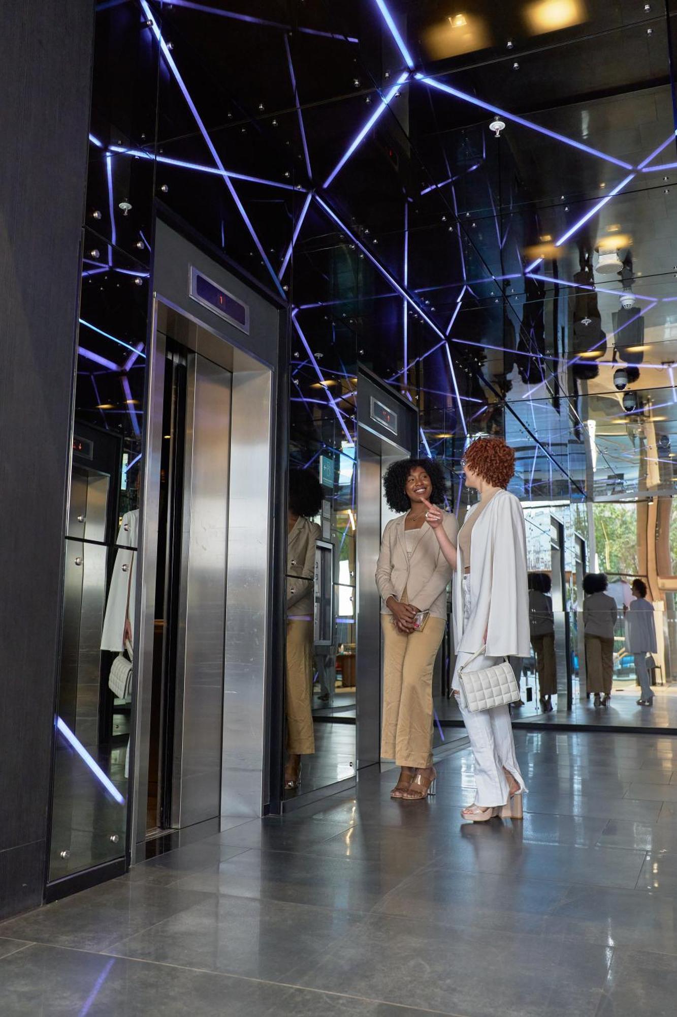 Pullman Santiago Vitacura מראה חיצוני תמונה The elevators at the 1000 Museum