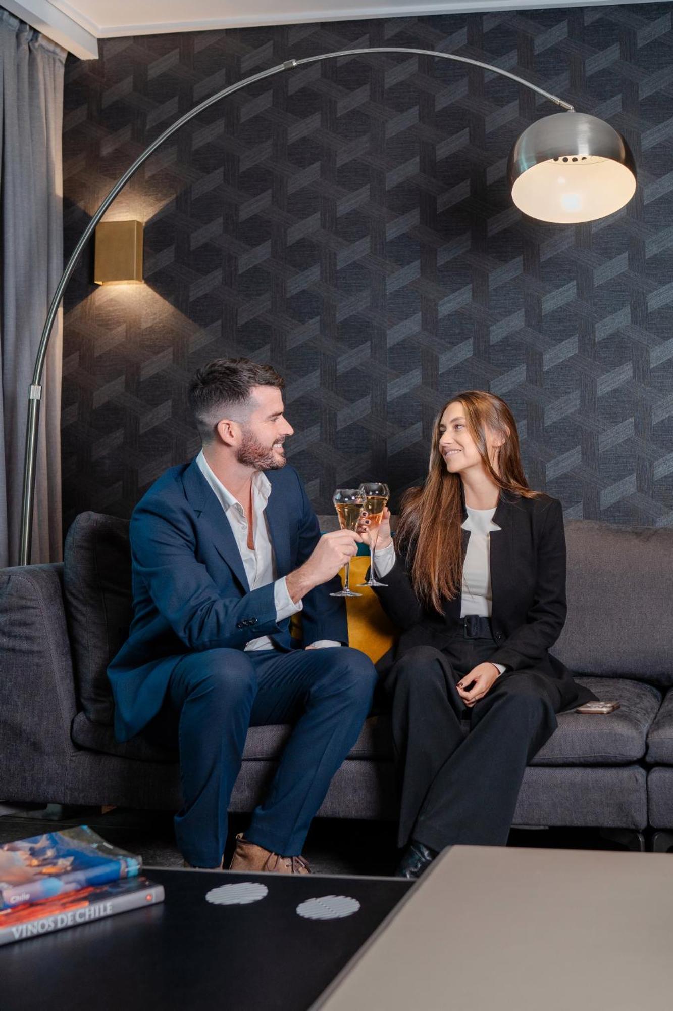Pullman Santiago Vitacura מראה חיצוני תמונה A couple drinking champagne