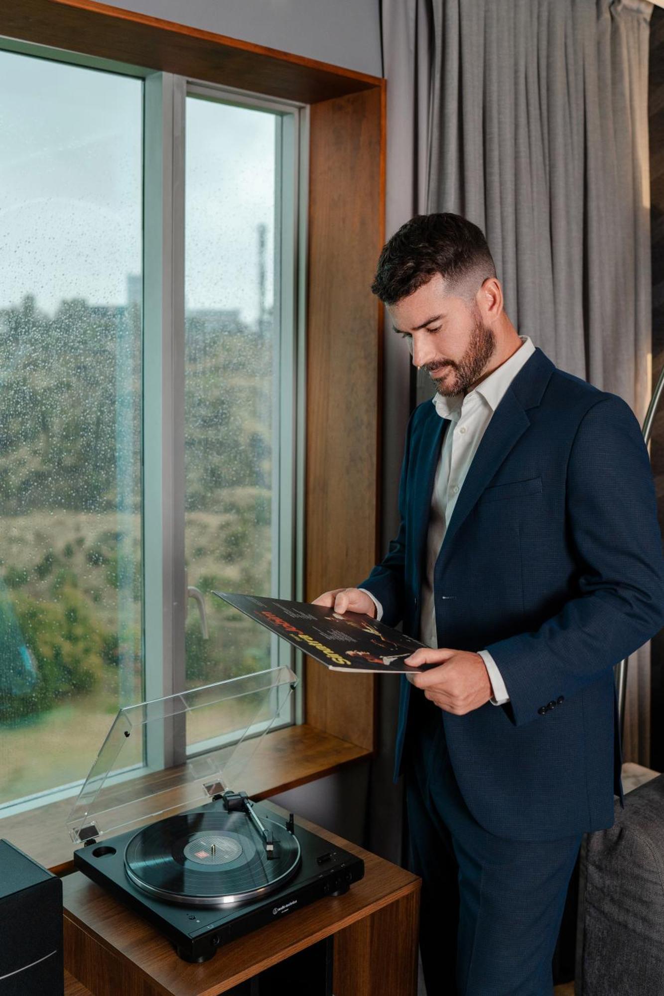 Pullman Santiago Vitacura מראה חיצוני תמונה A man wearing a suit