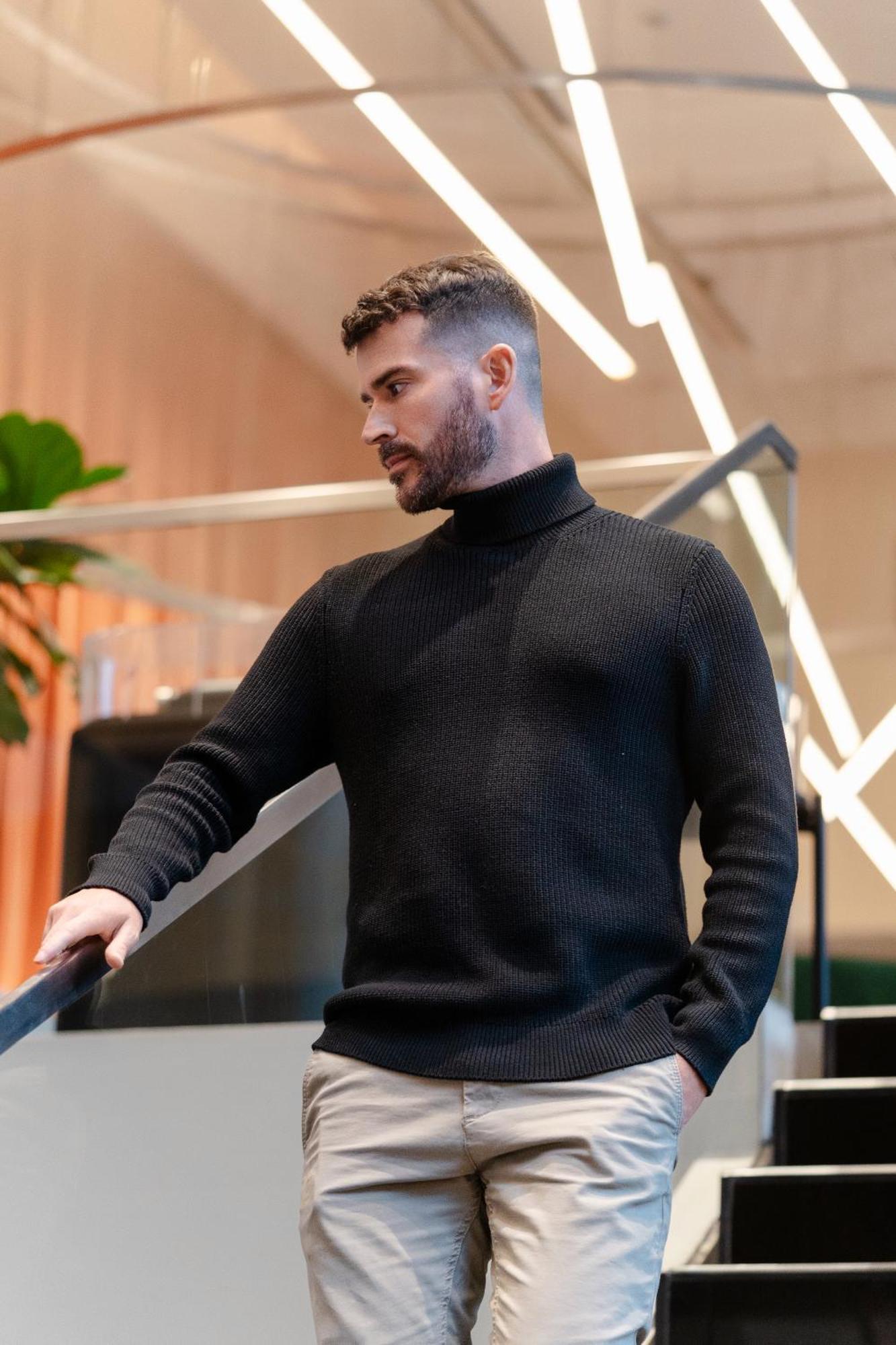 Pullman Santiago Vitacura מראה חיצוני תמונה A man wearing a turtleneck
