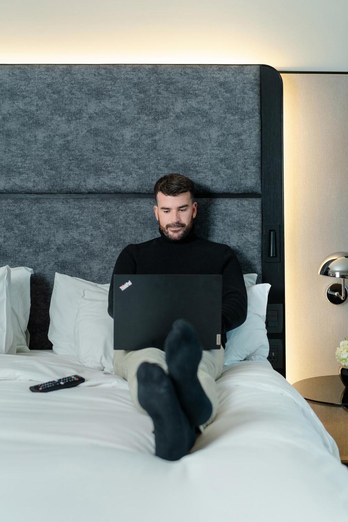 Pullman Santiago Vitacura מראה חיצוני תמונה A man working from home